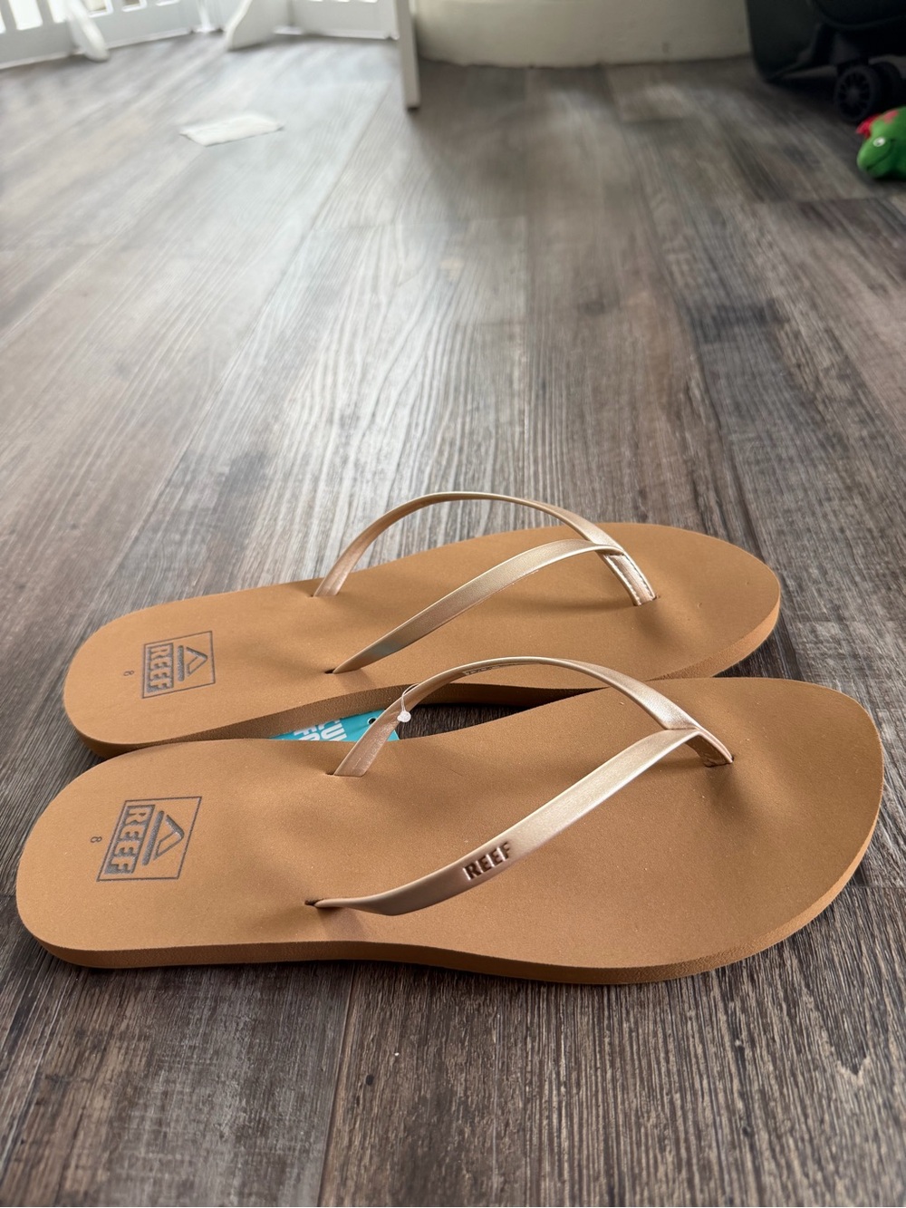 New REEF Women’s Tan Flip Flops with Gold Straps Size 8